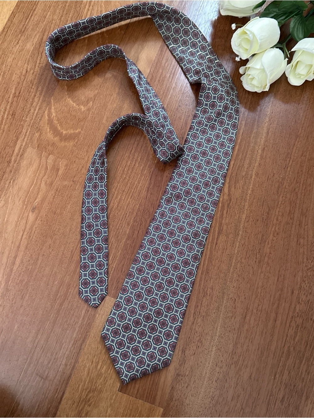 #005 - Mens Burgundy Geometric Silk Tie - Classic Formal Accessory